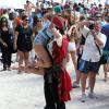 Chrissy Teigen s'éclate avec un pirate sur une plage de Miami. Le 20 février 2014.