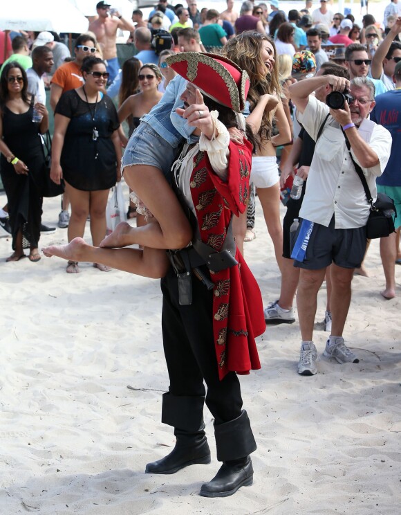 Chrissy Teigen s'éclate avec un pirate sur une plage de Miami. Le 20 février 2014.