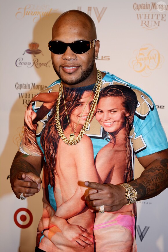 Flo Rida, habillé d'un t-shirt à l'effigie des trois stars du magazine Sports Illustrated Swimsuit, assiste à la soirée Club SI au LIV. Miami, le 19 février 2014.