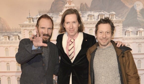 Ralph Fiennes, Wes Anderson et Mathieu Amalric lors de la première du film The Grand Budapest Hotel à Paris, le 20 février 2014.