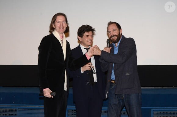 Wes Anderson, Nicolas Saada et Ralph Fiennes lors de la soirée The Grand Budapest Hotel à Paris, le 20 février 2014.