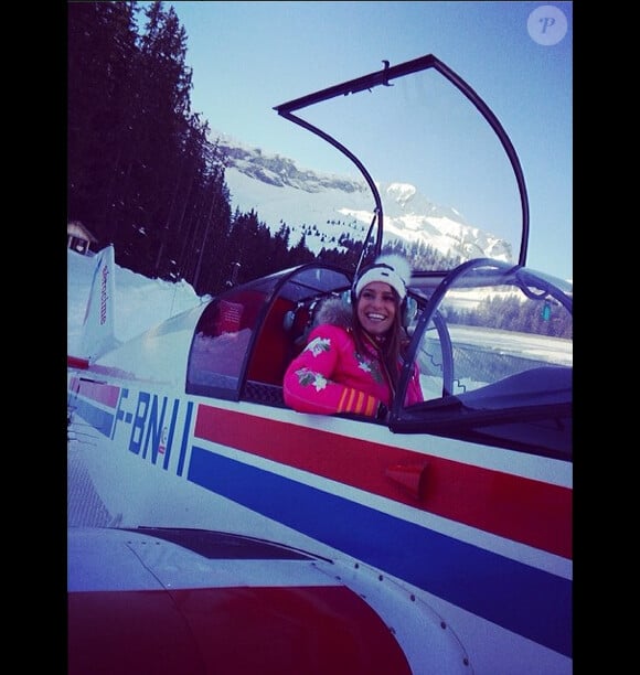 Laury Thilleman à bord d'un avion, aux sports d'hiver, en février 2014.