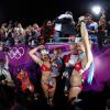 Misty May-Treanor et Kerri Walsh-Jennings, qui fêtent ici leur succès avec les deux enfants de Kerri, ont décroché le 8 août 2012 aux JO de Londres une troisième médaille d'or consécutive dans le tournoi olympique de beach-volley.