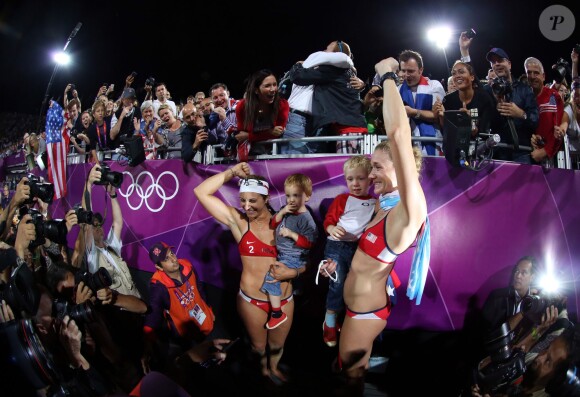 Misty May-Treanor et Kerri Walsh-Jennings, qui fêtent ici leur succès avec les deux enfants de Kerri, ont décroché le 8 août 2012 aux JO de Londres une troisième médaille d'or consécutive dans le tournoi olympique de beach-volley.