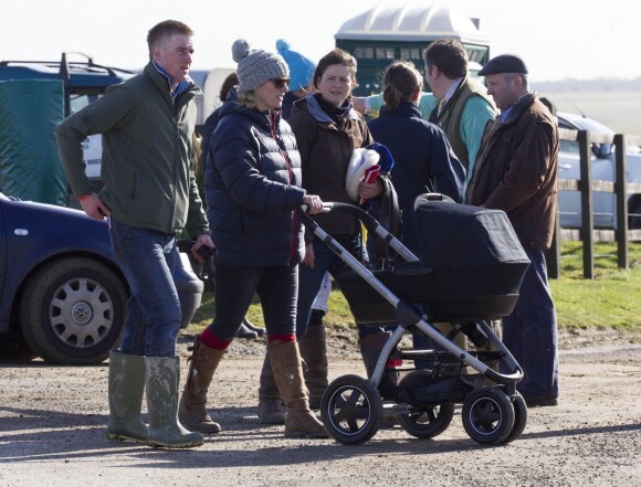 Bien entourée, Zara Phillips s'est rendue avec sa fille Mia, âgée d'un mois à peine et dont c'était la première sortie connue du public, à Barbury pour voir certains de ses chevaux concourir, le 16 février 2014.