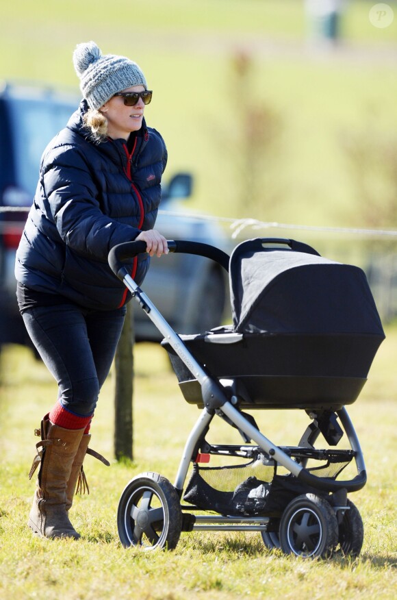 Zara Phillips s'est rendue avec sa fille Mia, âgée d'un mois à peine et dont c'était la première sortie connue du public, à Barbury pour voir certains de ses chevaux concourir, le 16 février 2014.