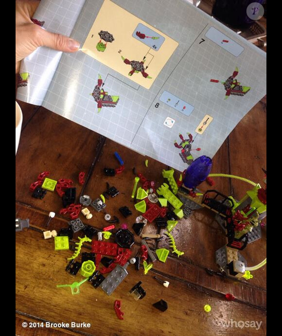 Brooke Burke se consacre désormais à assembler des jouets, février 2014.