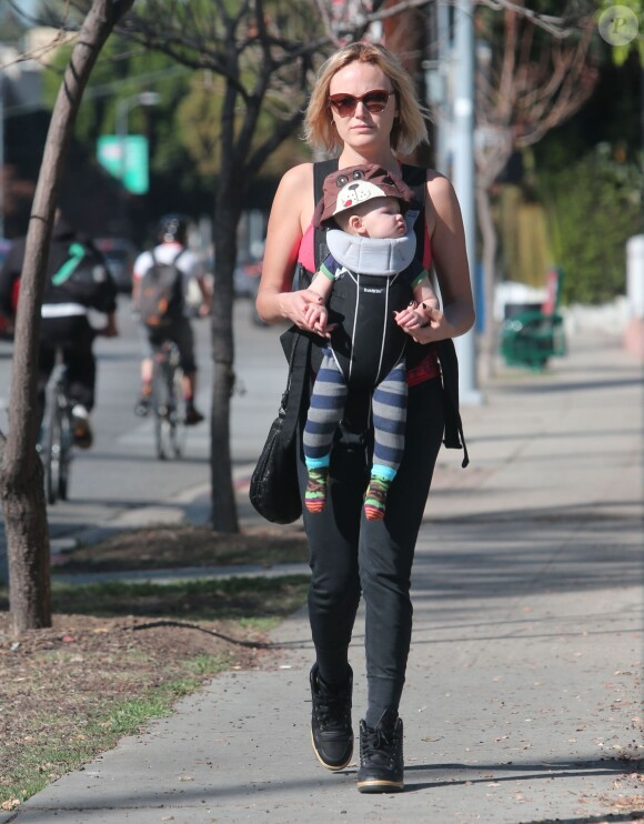 Exclusif - Malin Akerman se balade avec son fils Sebastian à Hollywood, Le 21 février 2014