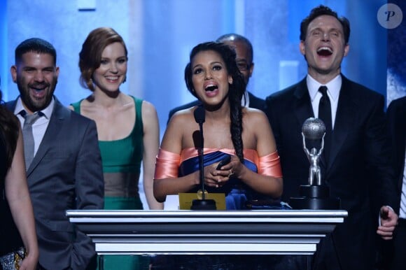 Kerry Washington (enceinte) remporte le trophée de meilleure actrice pour son rôle dans la série "Scandal" lors de la soirée des NAACP Image Awards à Pasadena, le 22 février 2014.