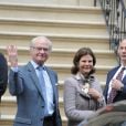  Le roi Carl XVI Gustaf et la reine Silvia de Suède sont allés déjeuner avec leur gendre Chris O'Neill, le 23 février 2014 à New York, à l' Amaranth  après la naissance de sa fille avec la princesse Madeleine. 