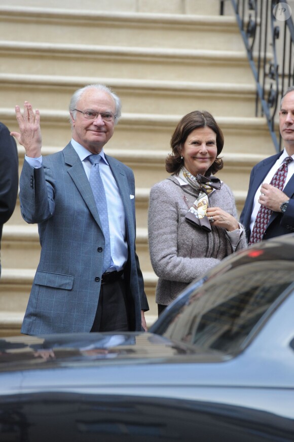 Le roi Carl XVI Gustaf et la reine Silvia de Suède sont allés déjeuner avec leur gendre Chris O'Neill, le 23 février 2014 à New York, à l'Amaranth après la naissance de sa fille avec la princesse Madeleine.