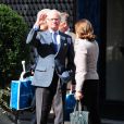 Le roi Carl XVI Gustaf et la reine Silvia de Suède ont félicité leur gendre Chris O'Neill pour la naissance de son premier enfant avec leur fille la princesse Madeleine, et ont déjeuné avec lui au restaurant huppé  Amaranth , le 23 février 2014 à New York.