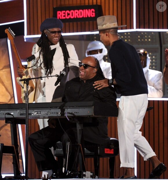 Nile Rodgers, Stevie Wonder et Pharrell Williams avec Daft Punk aux Grammy Awards à Los Angeles le 26 janvier 2014.