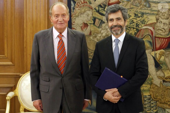 Le roi Juan Carlos Ier d'Espagne recevant en audience le président de la cour suprême Carlos Lesmes Serrano au palais de la Zarzuela le 24 février 2014