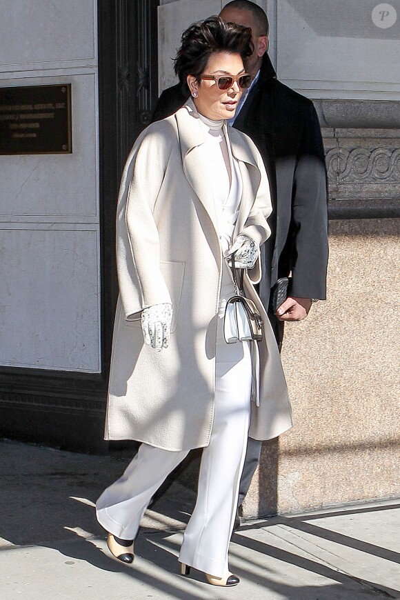 Kris Jenner quitte son hôtel et se rend au Cipriani avec sa fille Kim Kardashian. New York, le 24 février 2014.