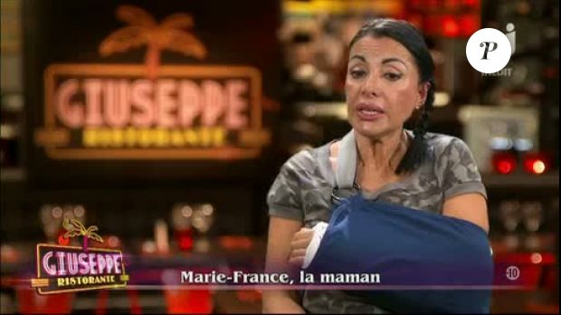 Marie-France, victime d&#039;une double fracture, rentre à la villa... (Giuseppe Ristorante - épisode du mercredi 26 février 2014.)