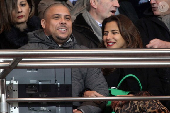Le footballeur Ronaldo et sa compagne Paula Maurais assistent au match PSG-Valenciennes au Parc des Princes à Paris. Le 14 février 2014.