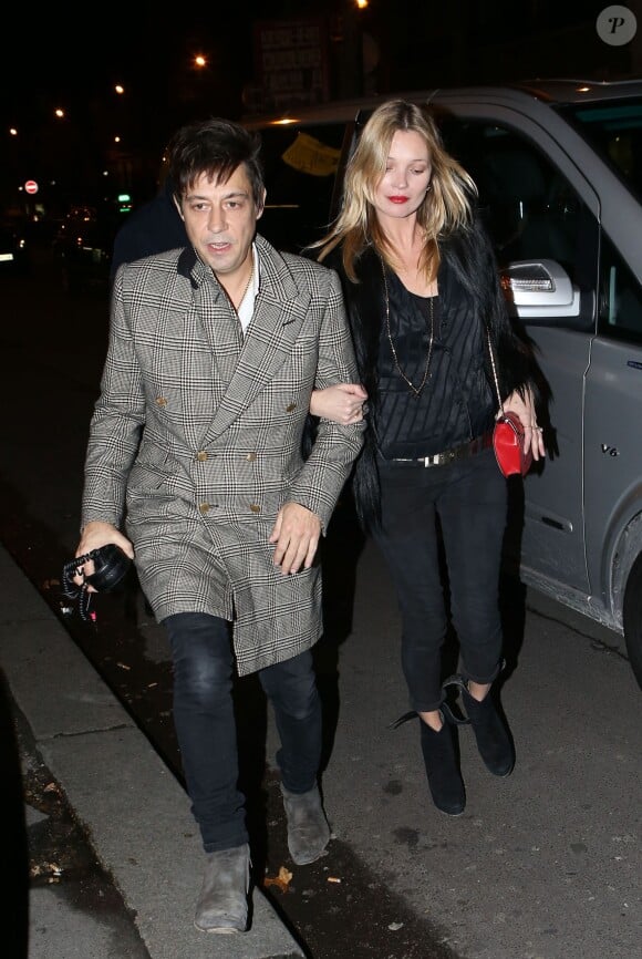 Jamie Hince et Kate Moss, ultrachic en noir, vont dîner à la Brasserie Lipp. Paris, le 25 février 2014.