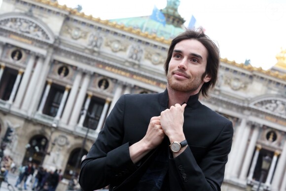Kevin Rolland dans la boutique Baume & Mercier rue de la Paix à Paris où il a récupéré sa montre Clifton offerte par la Maison d'Horlogerie le 25 février 2014, afin de marquer sa médaille de bronze décroché en half-pipe à Sotchi lors des JO