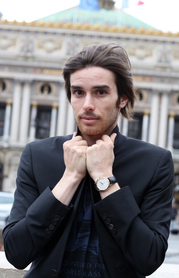 Kevin Rolland, devant l'Opéra Garnier après avoir récupéré sa montre Clifton offerte par la Maison d'Horlogerie Baume & Mercier le 25 février 2014, afin de marquer sa médaille de bronze décroché en half-pipe à Sotchi lors des JO