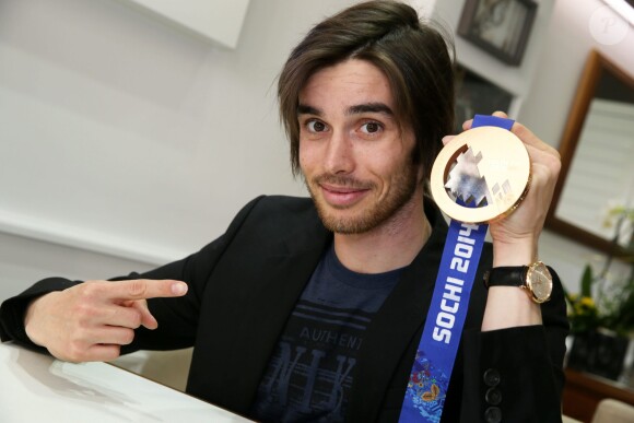 Kevin Rolland et sa médaille de bronze olympique dans la boutique Baume & Mercier rue de la Paix à Paris, le 25 février 2014
