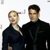 Scarlett Johansson ( César d'honneur) et son fiancé Romain Dauriac - posent à la 39e cérémonie des César au théâtre du Châtelet à Paris le 28 février 2014.