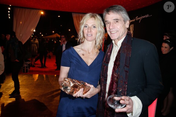 Sandrine Kiberlain (César de la meilleure actrice) et Jeremy Irons lors du dîner au Fouquet's après la 39e cérémonie des César à Paris, le 28 février 2014.