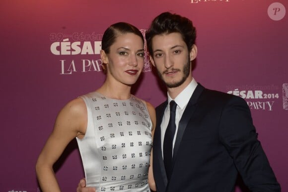Pierre Niney, portant une montre Star classique Montblanc, et son amoureuse Natasha Andrews lors de la soirée La Party des César au VIP Room le 28 février 2014