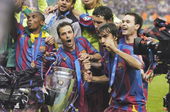 Ludovic Giuly entouré de ses partenaires du FC Barcelone après la victoire en Ligue des Champions, le 17 mai 2006 au Stade de France à Saint-Denis