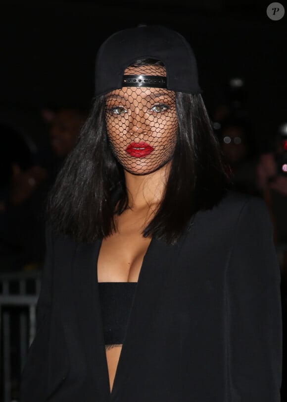 Rihanna arrive à la Halle Freyssinet pour assister au défilé Givenchy. Paris, le 2 mars 2014.