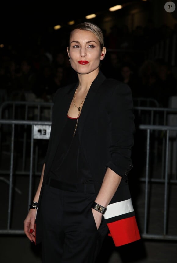 Noomi Rapace arrive à la Halle Freyssinet pour assister au défilé Givenchy. Paris, le 2 mars 2014.
