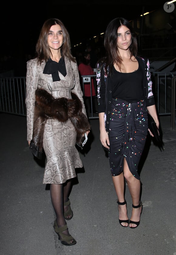 Carine Roitfeld et sa fille Julia Restoin-Roitfeld arrivent à la Halle Freyssinet pour assister au défilé Givenchy. Paris, le 2 mars 2014.