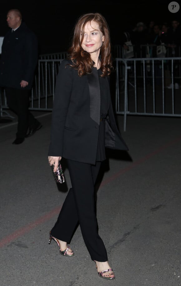Isabelle Huppert arrive à la Halle Freyssinet pour assister au défilé Givenchy. Paris, le 2 mars 2014.