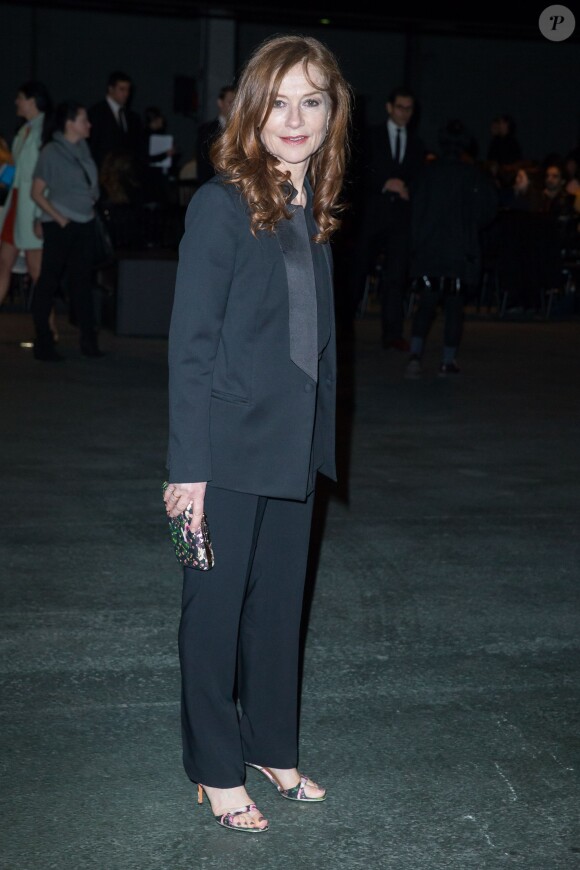 Isabelle Huppert arrive au défilé Givenchy automne-hiver 2014-15, à la Halle Freyssinet. Paris, le 2 mars 2014.