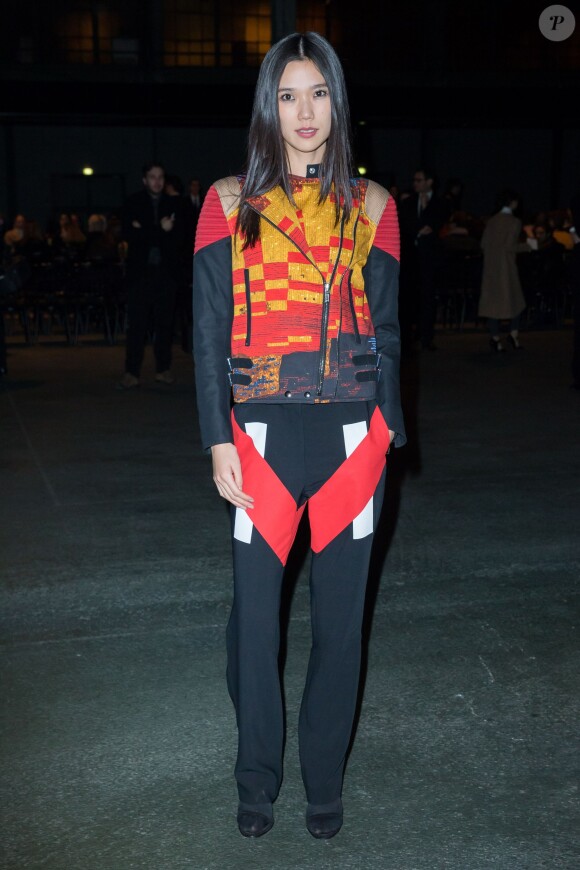 Le mannequin Tao Okamoto arrive au défilé Givenchy automne-hiver 2014-15, à la Halle Freyssinet. Paris, le 2 mars 2014.