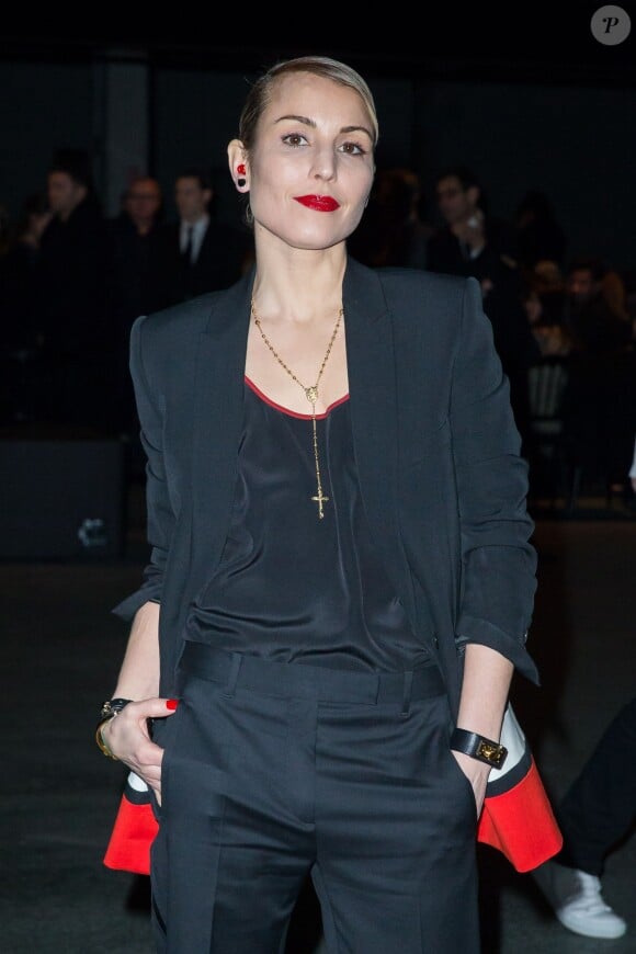 Noomi Rapace arrive au défilé Givenchy automne-hiver 2014-15, à la Halle Freyssinet. Paris, le 2 mars 2014.