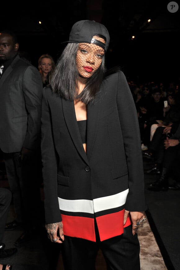 Rihanna assiste au défilé Givenchy automne-hiver 2014-15, à la Halle Freyssinet. Paris, le 2 mars 2014.