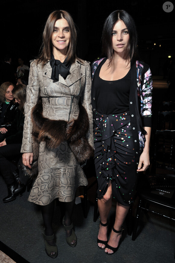 Carine Roitfeld et sa fille Julia Restoin Roitfeld assistent au défilé Givenchy automne-hiver 2014-15, à la Halle Freyssinet. Paris, le 2 mars 2014.