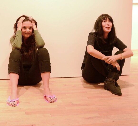 Jeanne Yang et l'actrice Katie Holmes, dans les coulisses de leur défilé pour la collection prêt-à-porter Printemps 2014, à la fashion week de New York, le 9 septembre 2013.