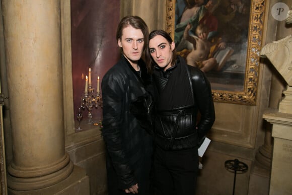 Le créateur Gareth Pugh et l'artiste Carson McColl assistent à la soirée du magazine Vogue Deutsch en l'honneur de Mario Testino, au 1728. Paris, le 1er mars 2014.