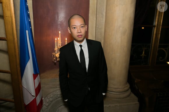 Le créateur Jason Wu assiste à la soirée du magazine Vogue Deutsch en l'honneur de Mario Testino, au 1728. Paris, le 1er mars 2014.