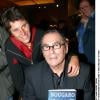 Claude Nougaro et sa femme Hélène, lors d'une séance de dédicace de son L'ivre d'images, à Paris le 16 octobre 2002