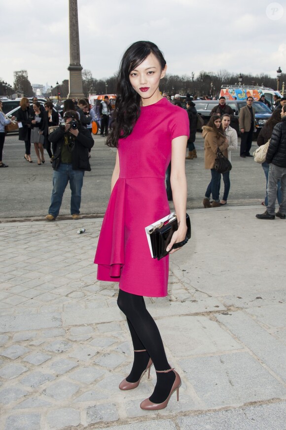 Rila Fukushima arrive au jardin des Tuileries pour assister au défilé Valentino prêt-à-porter automne-hiver 2014/2015. Paris, le 4 mars 2014.