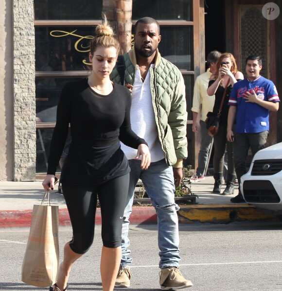 Kim Kardashian sort d'un salon de manucure avant de rejoindre son fiancé Kanye West à Los Angeles, le 3 janvier 2014.