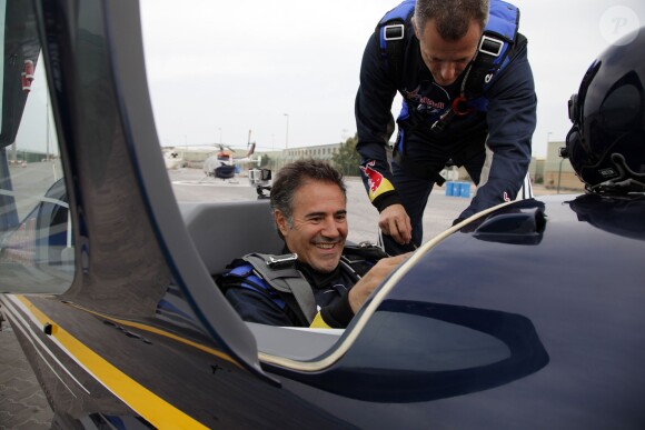 Le comédien José Garcia s'essaye à l'aviation de haute voltige lors de la Red Bull Air Race d'Abu Dhabi les 28 février et 1er mars 2014.