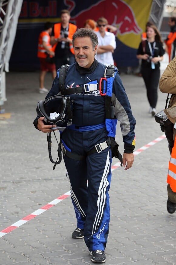 L'acteur José Garcia s'essaye à l'aviation lors de la Red Bull Air Race d'Abu Dhabi les 28 février et 1er mars 2014.