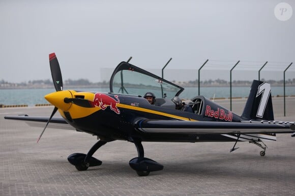 José Garcia s'essaye à l'aviation de haute voltige lors de la Red Bull Air Race d'Abu Dhabi les 28 février et 1er mars 2014.