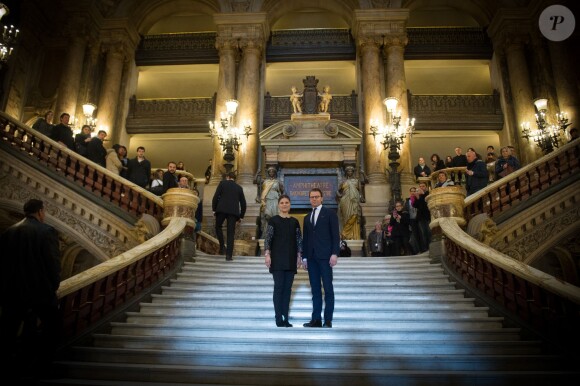 La princesse héritière Victoria de Suède et son époux le prince Daniel lors de leur visite de l'Opéra Garnier à Paris en fin de matinée le 6 mars 2014.