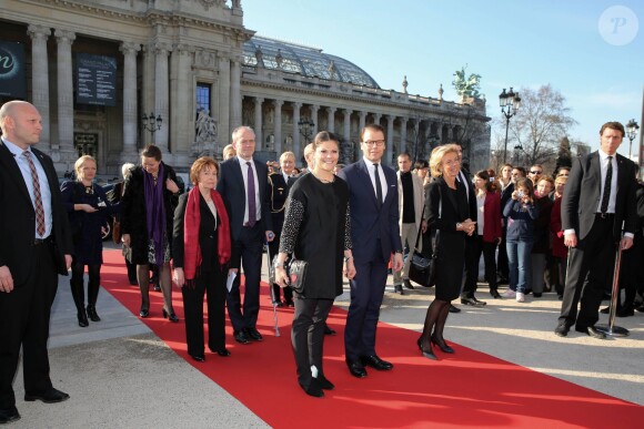 La princesse Victoria de Suède, qui avait dissimulé son attelle dans sa manche de pantalon, et son époux le prince Daniel à la sortie du Petit Palais après l'inauguration de l'exposition ''Carl Larsson, l'imagier de la Suède'', à Paris le 6 mars 2014.