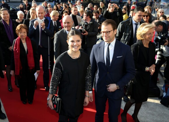 La princesse Victoria de Suède et son époux le prince Daniel à la sortie du Petit Palais après l'inauguration de l'exposition ''Carl Larsson, l'imagier de la Suède'', à Paris le 6 mars 2014.